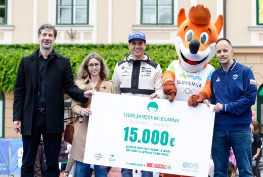 Predaja donacije za projekt Botrstvo v športu