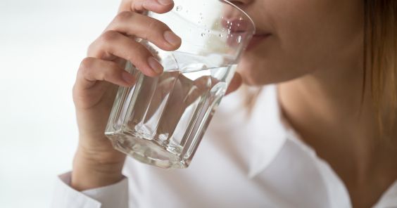 Tihi znaki dehidracije: Kaj vam pove barva urina in suh jezik