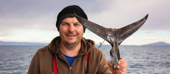 Adrenalinski lov na tune: na barki z Robertom Renningerjem