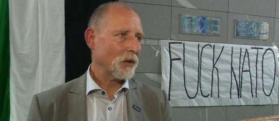 Rektor ljubljanske univerze Majdič jezen, ker so ga posneli ob napisu »FUCK NATO«