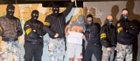 Ljubljanski neonacisti obračunavajo z migranti? Šokantni posnetki iz centra Ljubljane (FOTO in VIDEO)