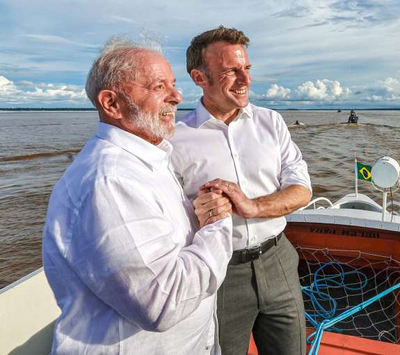 Macronu in Luli se režijo: sta v Amazoniji snemala poročne fotografije?