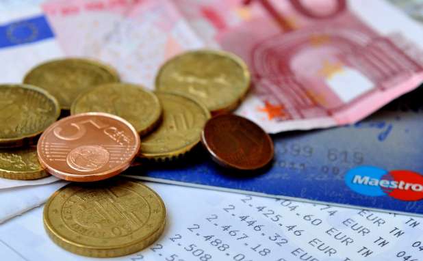 Koliko je znašala povprečna mesečna plača v Sloveniji in v Zasavju?