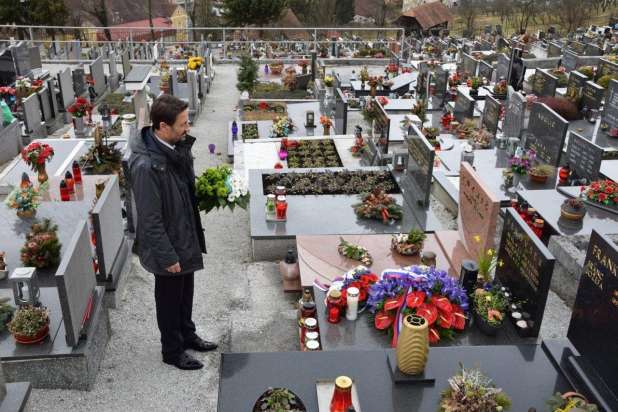 Švagan obiskal Drnovškov grob