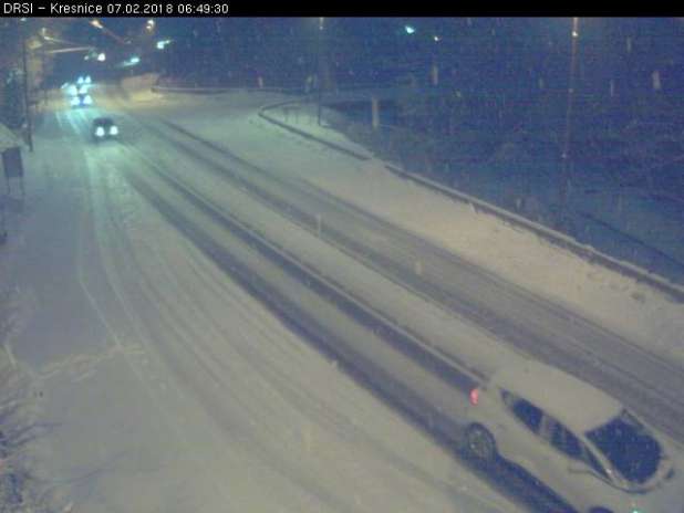 Sneg na cestišču ovira promet