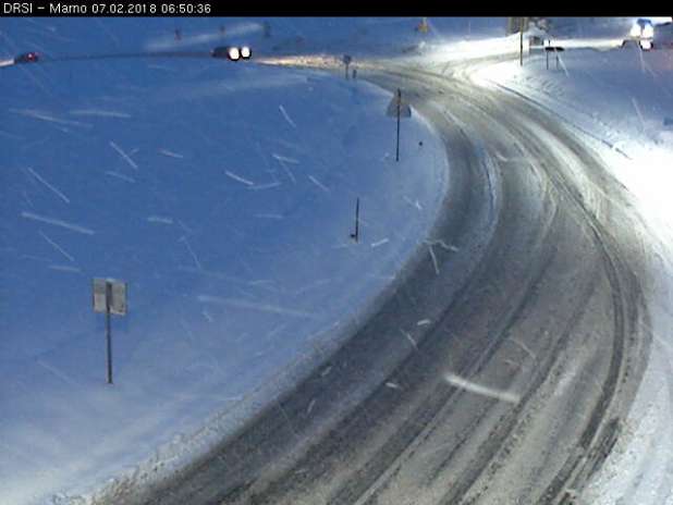 Sneg na cestišču ovira promet