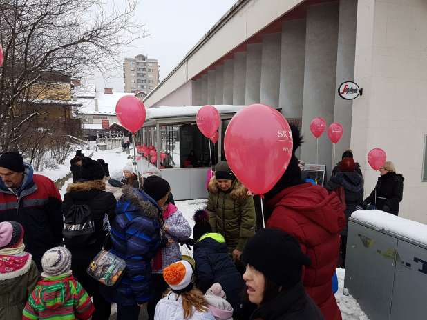 Z baloni se je sprehodilo več sto Trboveljčanov