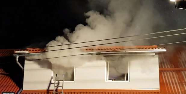 49 gasilcev gasilo požar, eden moral v bolnišnico