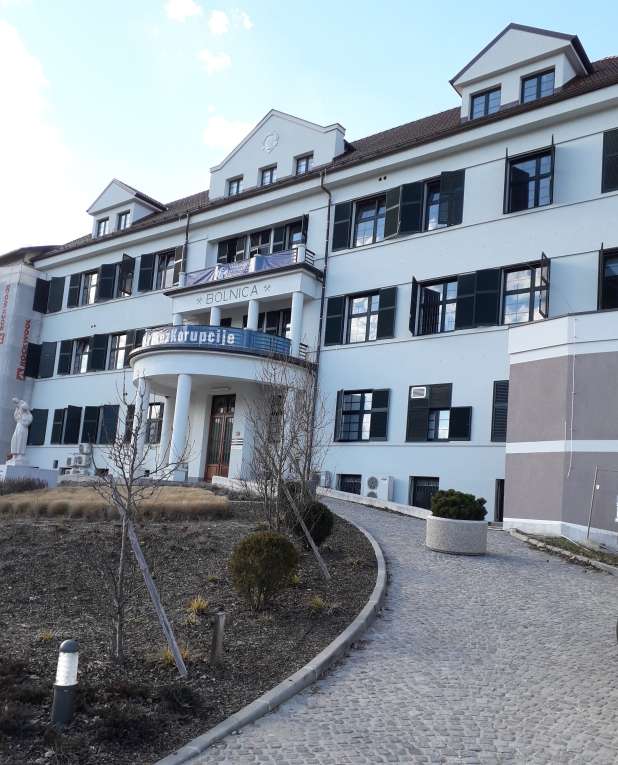 Bolnica zaprta za obiske, okužena ena od zaposlenih