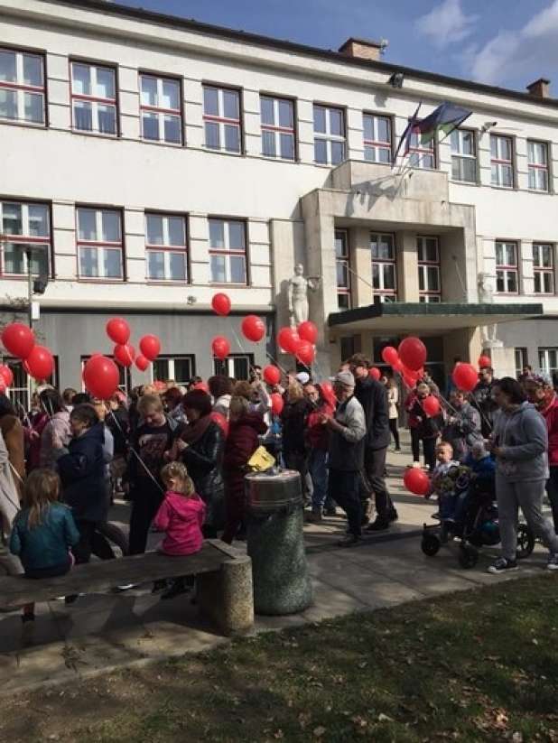 Pohod z rdečimi baloni tudi v Trbovljah