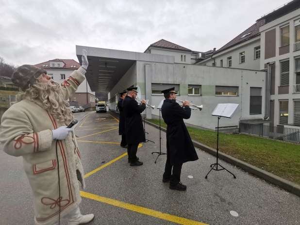Dedek Mraz obiskal stanovalce v DUFS in Splošno bolnišnico Trbovlje