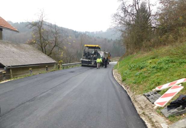 V Zagorju nadaljujejo asfaltacijo obnovljenih cest
