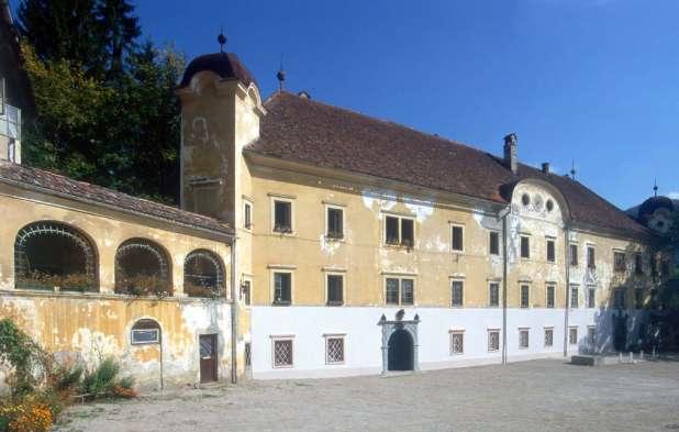 Dvorec Ponoviče prodan