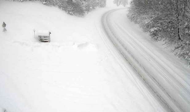 Sneg povzroča težave na cesti
