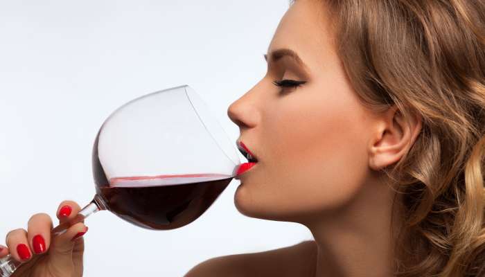 ženska pije vino