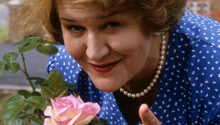 Patricia Routledge kot \'fina gospa\' Hyacinth Bucket