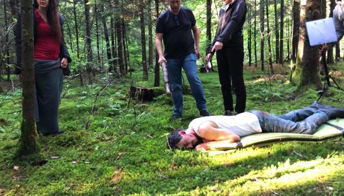 dejan babosek, jama - V gozdu s tremi igralci bi moral biti kratki film, a se je hitro razvil v celo