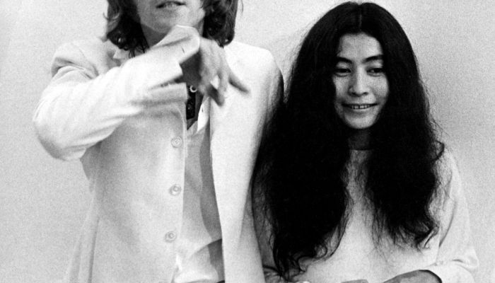 Yoko Ono in John Lennon sta s svojo umetnostjo in mirovnim aktivizmom zaznamovala svet – zdaj je njeno delo znova v središču pozornosti