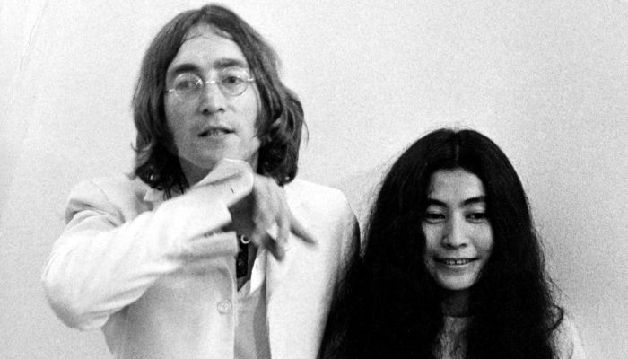 Yoko Ono in John Lennon sta s svojo umetnostjo in mirovnim aktivizmom zaznamovala svet – zdaj je njeno delo znova v središču pozornosti