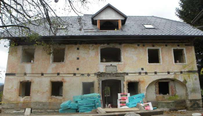 3_Dorfajre 16_hiša med obnovo 2013_foto D. Pediček