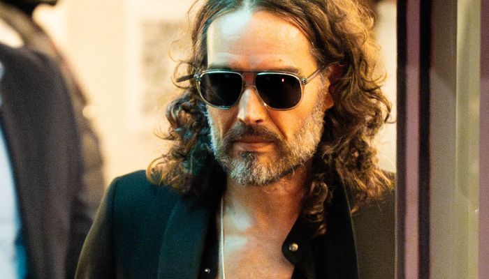 Russell Brand - Komika so uradno obtožili posilstva, nespodobnega napada in dveh spolnih zlorab prot