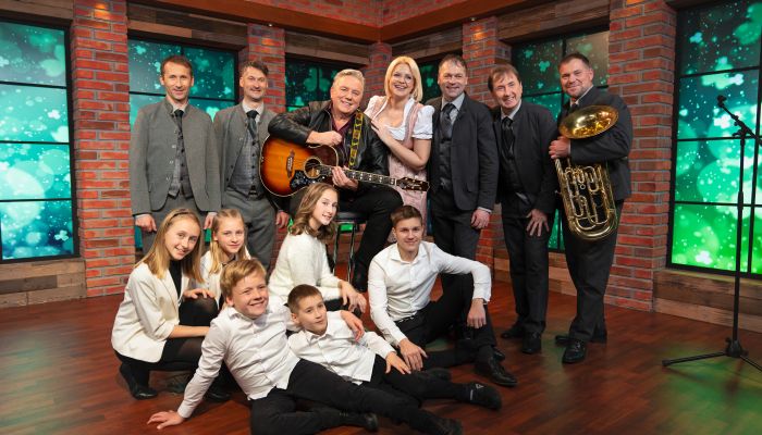Kvintet Dori in njihov podmladek skupaj z Darjo Gajšek in Ivanom Hudnikom