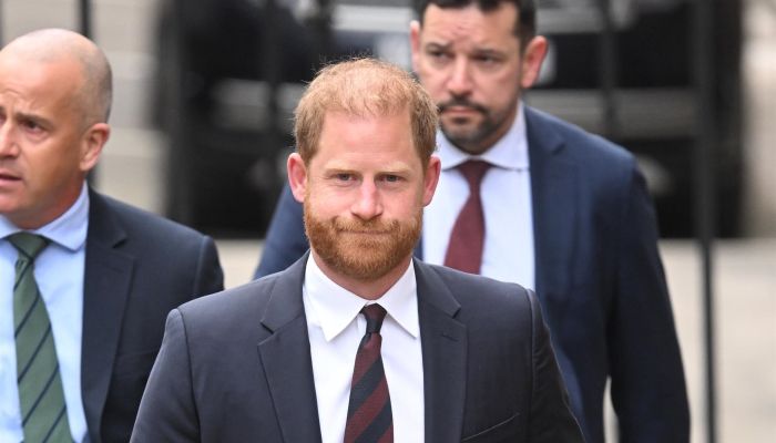 Princ Harry - Princ Harry naj bi za očetov obisk bolnišnice izvedel iz medijev