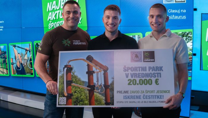 Sašo de Gleria iz podjetja Taurus in Domen ter Aljaž Lukan, zmagovalca akcije Najbolj aktualen šport