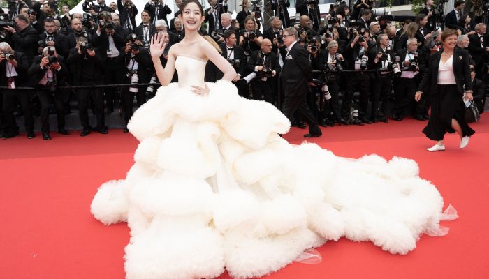 Wan QianHui, Cannes - Kitajska igralka Wan QianHui je kljub novim pravilom prišla v razkošni obleki