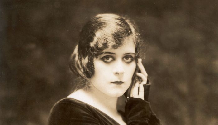 Theda Bara 1910 - bila je ena prvih igralk v nemih filmih in sploh prvi veliki seks simbol filmske i