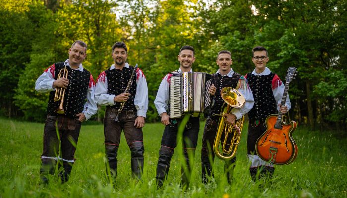 Mladi korenjaki prihajajo iz Štajerske in na slovenski glasbeni sceni delujejo že od leta 2006