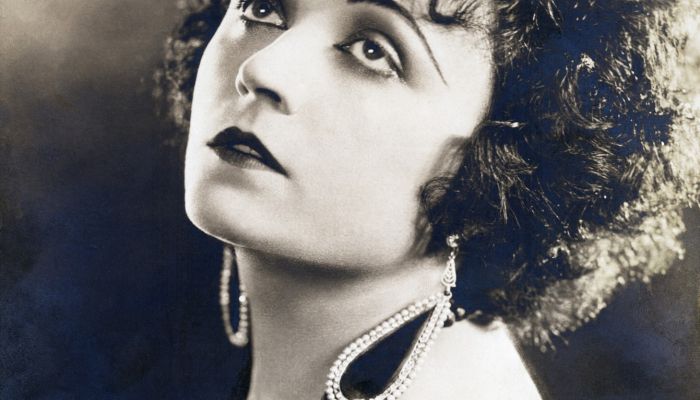 Pola Negri velja za prvo mednarodno zvezdnico in prvo Evropejko, ki je postala kraljica nemega Holly