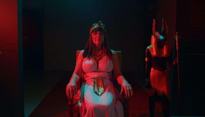 Andreja Z. meni, da je najbolj povezana z Nefretete, zato jo tudi uprizarja v zgodbi Moj habibi