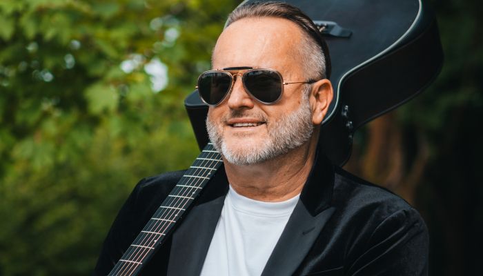 Miki Vlahovič pravi, da za skladbo najprej naredi glasbo, na katero potem poskuša spisati besedilo