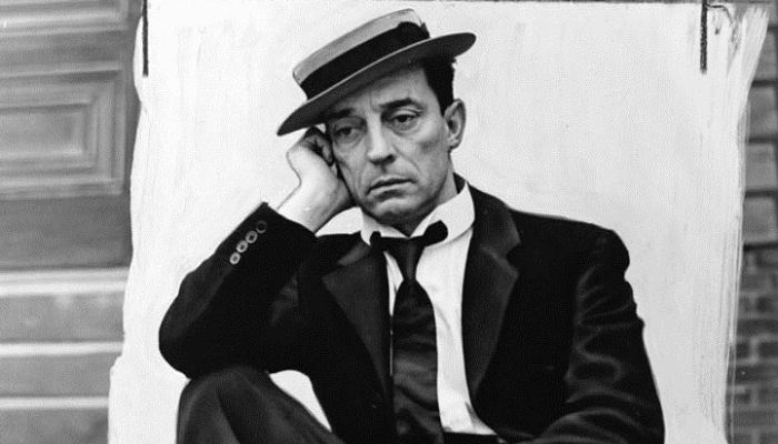 Buster Keaton v svoji znameniti obliki - s kravato, klobučkom in brezizraznim obrazom, nesporno eden