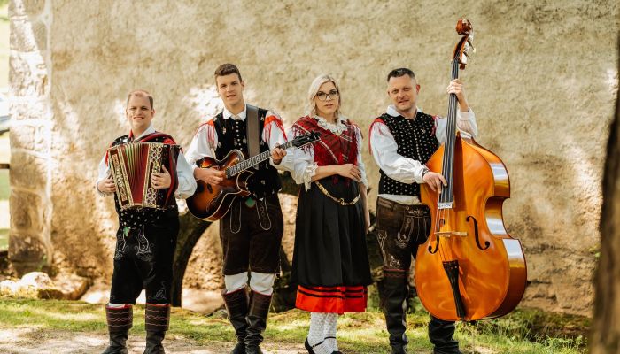 Slovenska glasbena scena je bogatejša za svež glas in čustveno skladbo z močnim sporočilom