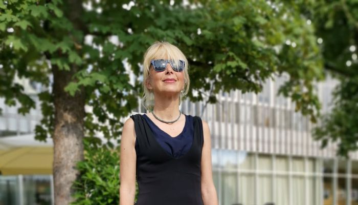 Včasih jo preseneti tudi kak nenavaden pogovor ali dogodek na ulici