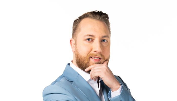 Aleksander Pozvek - Aleksander Pozvek je stand up komik, novinar oddaje Svet na Kanalu A in imitator