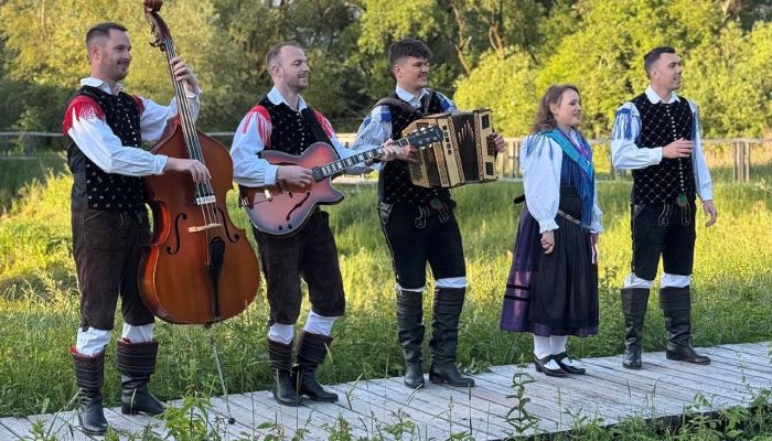 Ansambel sestavljajo Lovro Šenk, Andrej Oblak, Martin Grdadolnik, Gašper Purkat in Neja Bohinc
