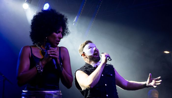 V osrčju koncerta je zazvenel čustveni vrhunec – duet Vivo per lei, v katerem sta Irena in Jure dose
