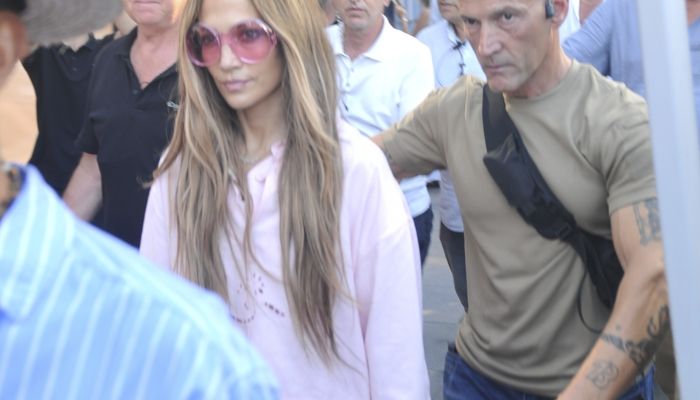 Jennifer Lopez - Zvezdnico Jennifer Lopez so v Instanbulu zavrnili na vratih trgovine z luksuznimi o