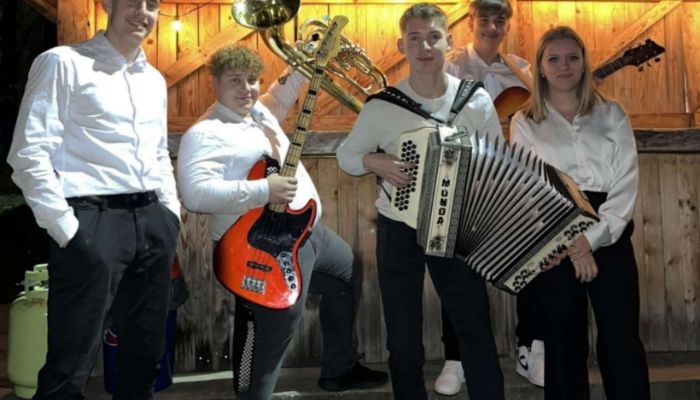 Ansambel Vklop sestavljajo Kristijan Čonč (harmonika), Miha Grosek (kitara, vokal), Klemen Golob (b