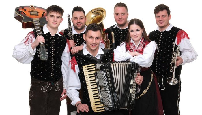 Ansambel Sladki greh sestavljajo Dejan Hren, Igor Sabadin, Nejc Težak, Staš Žabot, Rene Zamuda in pe