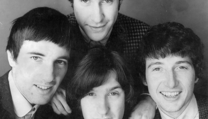 The Kinks so čez noč prišli z anonimosti z udarno pesmijo You Really Got Me in močno vplivali na Bri