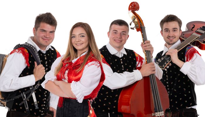 Njihov repertoar združuje poskočne viže in čustvene balade, s katerimi nagovarjajo vse generacije