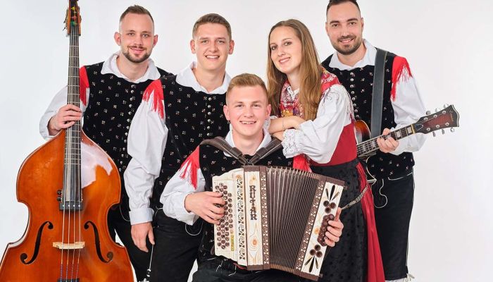 Guštne muzikante sestavljajo Niko Armič, Leon Kovše, Jan Rat, Tjaša Kelc in Nik Stopinšek