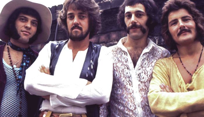 Mungo Jerry, skupina, sestavljena okoli Raya Dorseta, je 1970 izdala prvo pesem In the Summertime, k