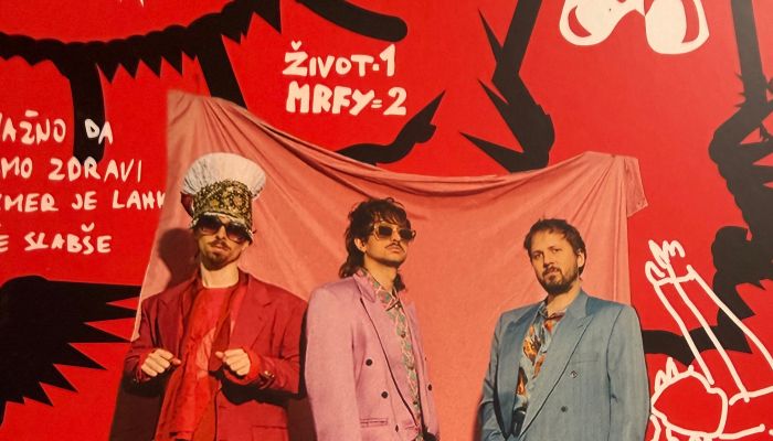 Skupina je ob premieri razkrila še eno veliko novost: njihov priljubljeni album Helo je zdaj prvič n