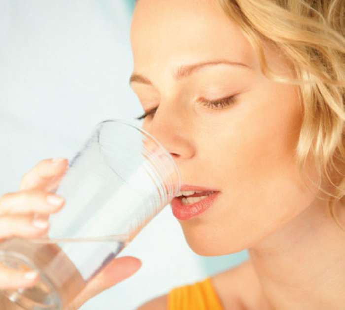 Ali pitje veliko tekočine res pomaga pri prehladu?