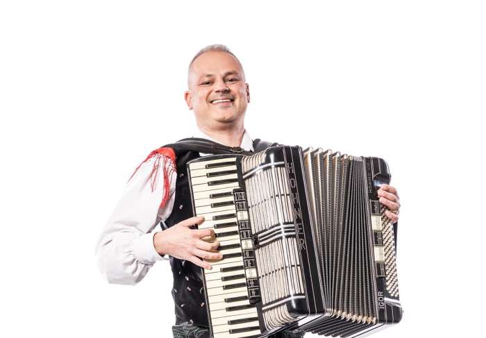 Napisal je več kot tisoč petsto skladb